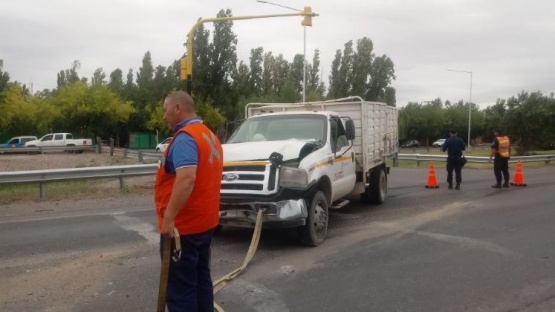 Grave accidente en el Acceso Este: un camión impactó contra una camioneta